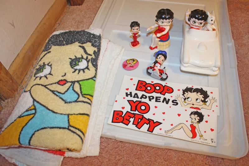 lot 1614 image: Betty Boop Collection - Figurines, Beach Towel, Key Chains