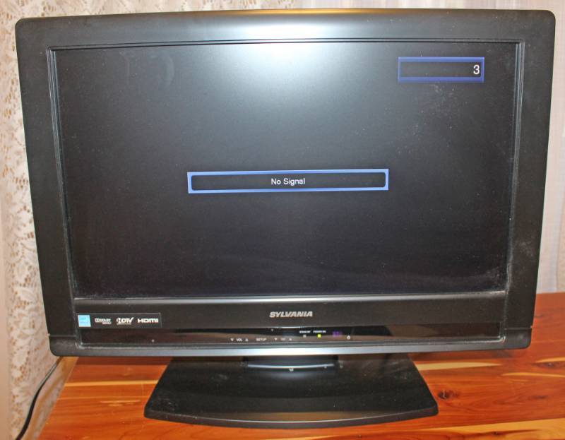 lot 1621 image: Sylvania 18 Inch Television