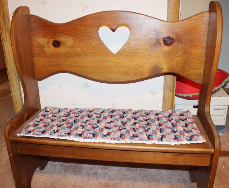 lot 1623 image: Small Bench - Great for Foyers and Entry Ways