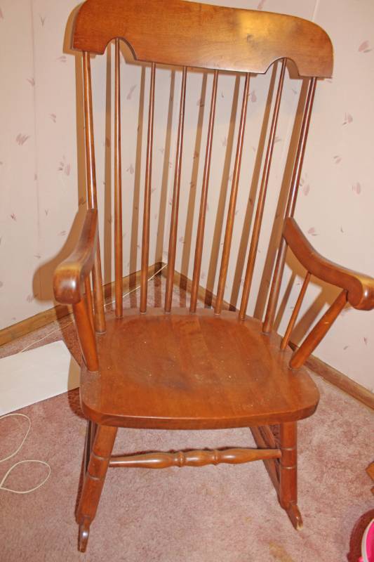 lot 1630 image: Sewing Rocker