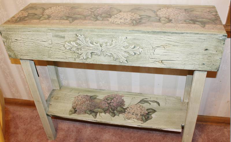 lot 1643 image: Grape and Vine Decorated Decorative Table - Makes a Nice Entry Way Piece