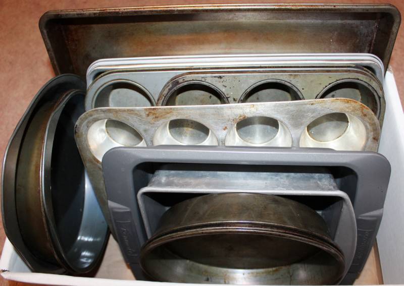 lot 1577 image: Fifteen Piece Bakeware Set