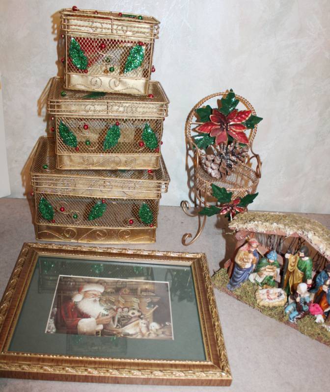 lot 1579 image: Small Lot of Holiday Decor