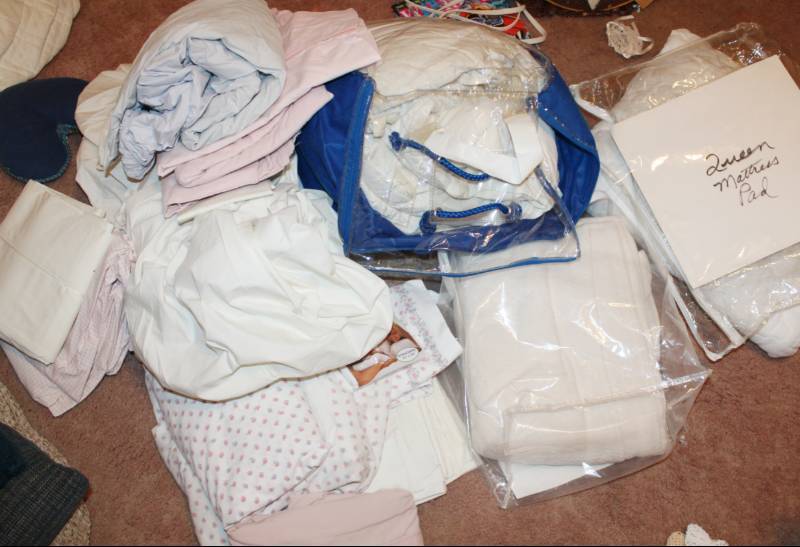 lot 1651 image: Misc Bedding - 1 Mattress Cover, Sheets, and Pillow Cases