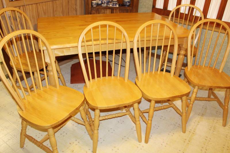 lot 1581 image: Seven Piece Dinette - Nice Condition - Great Family Dining Room Table
