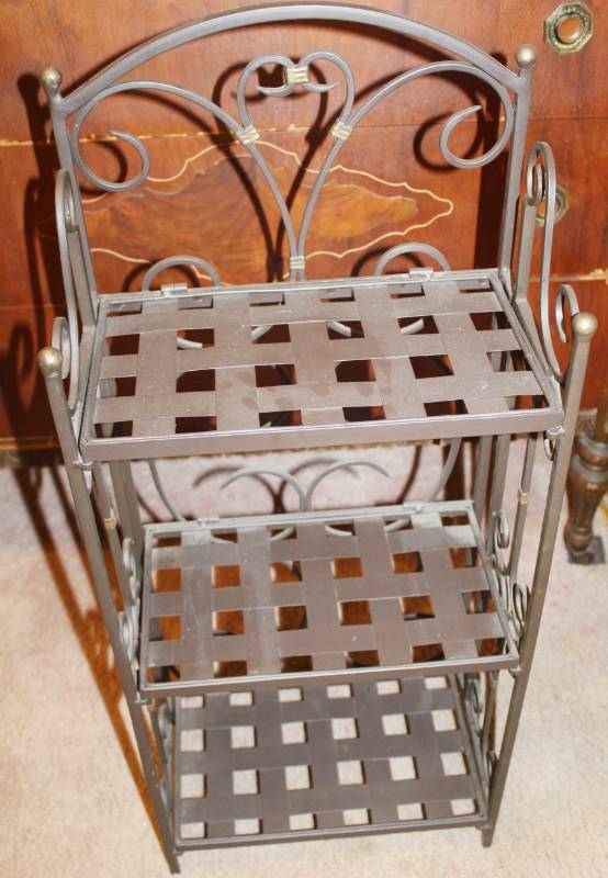 lot 1582 image: Metal Collapsible Decorative Shelving - Nice Storage