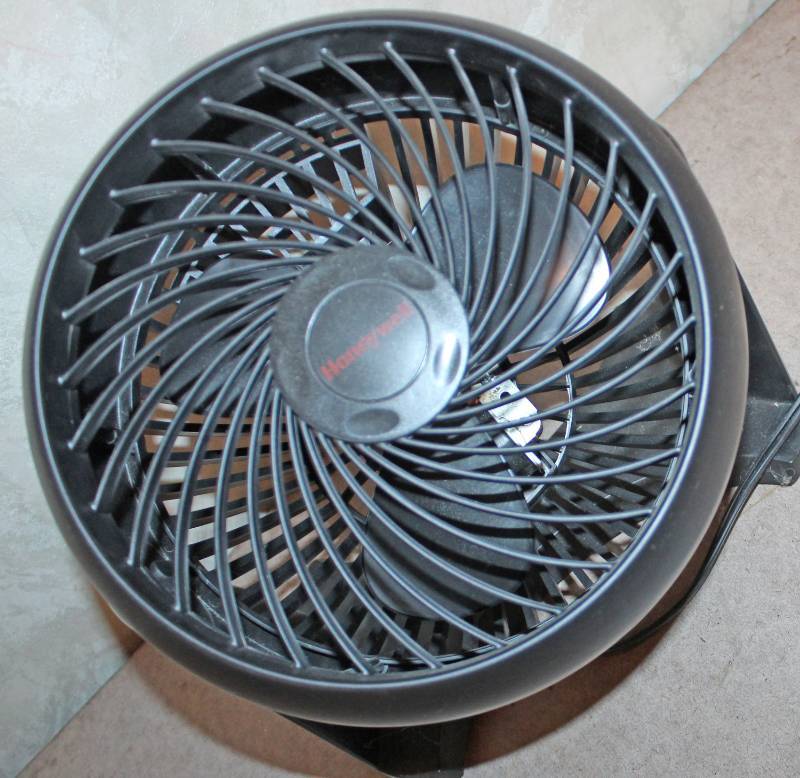 lot 1655 image: Honeywell Personal Mini Fan