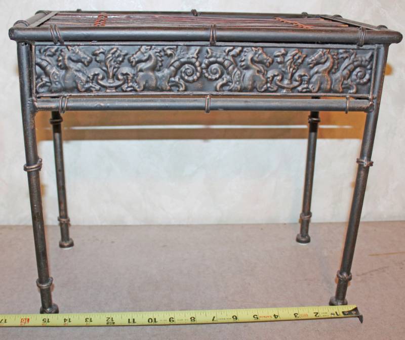 lot 1662 image: Decorative Plant Stand - Very Good For Entry Ways and Foyers