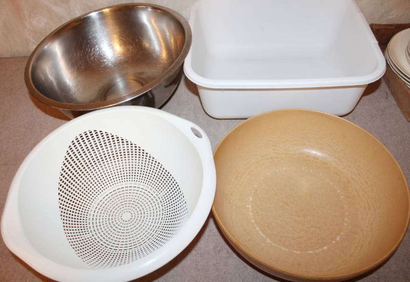 lot 1664 image: Kitchen Tools - Washpan, 2 Bowls, and a Colander