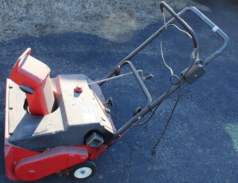 lot 1668 image: Snow Blower - Has Compression - Untested