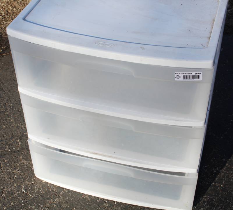 lot 1670 image: 3-Drawer Plastic Storage Chest