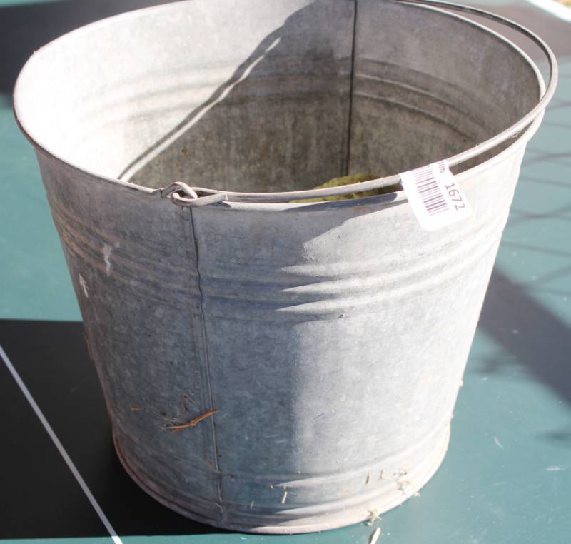 lot 1672 image: Galvanized Feed Utility Bucket