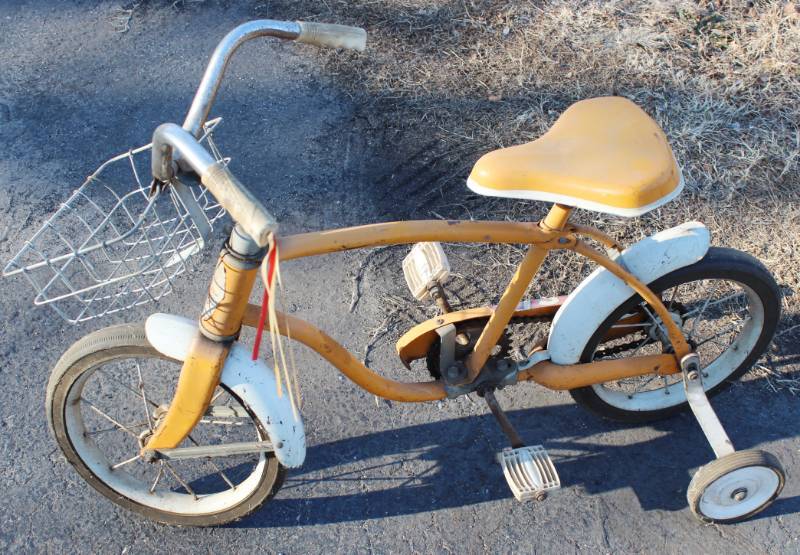 lot 1677 image: Childs Bike