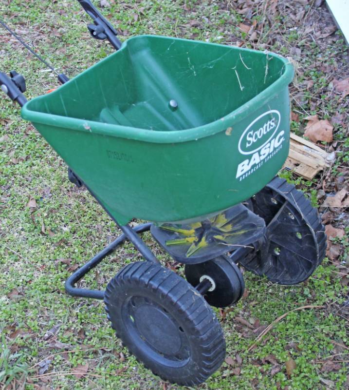 lot 1684 image: Broadcast Spreader