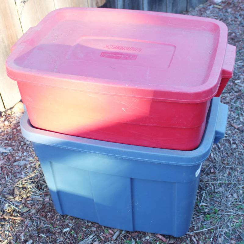 lot 1685 image: Lot of 2 Rubber Maid Roughneck Storage Totes