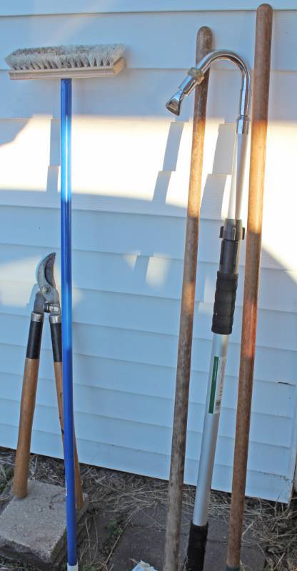 lot 1686 image: Five Piece Lawn and Garden Tools