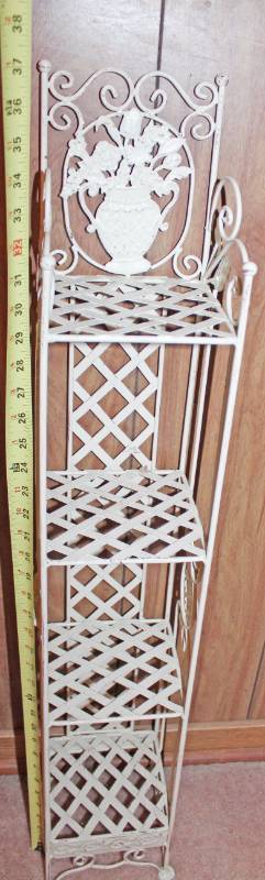 lot 1741 image: Small Shelf Decor Piece