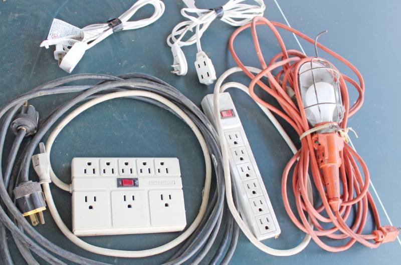 lot 1694 image: Trouble Light and Cord - Untested