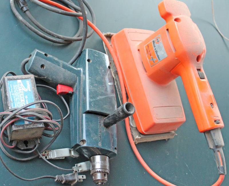 lot 1697 image: Sander, Drill and 1 Amp Charger - Untested