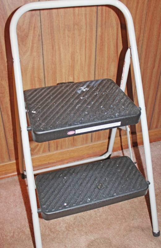 lot 1746 image: Foldable Step Ladder