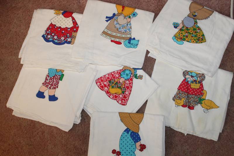 lot 4768 image: Lot of Linens - Sun Bonnet Sue - Flour Sack Kitchen Towels - Cute