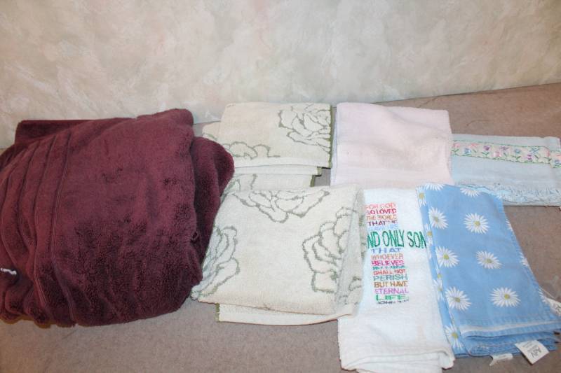lot 4770 image: Lot of Misc Towels