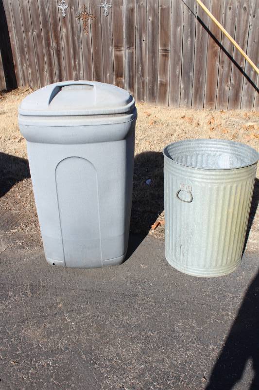 lot 1699 image: Lot of 2 Trash Containers - 1 Galvanized, 1 Rolling Plastic Cart w lid - see pics