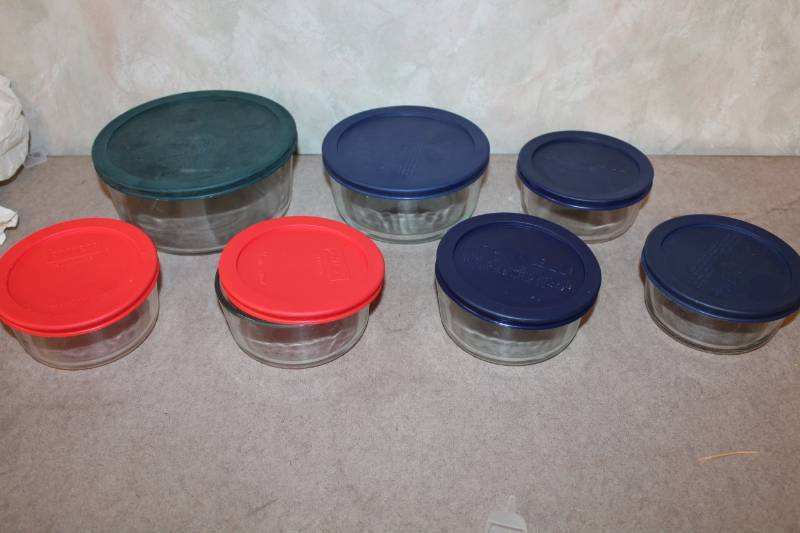 lot 4779 image: Lot of PYREX Glass Bowls with Lids