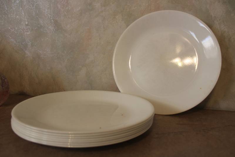 lot 5276 image: Set of 8 White Dinner Plates