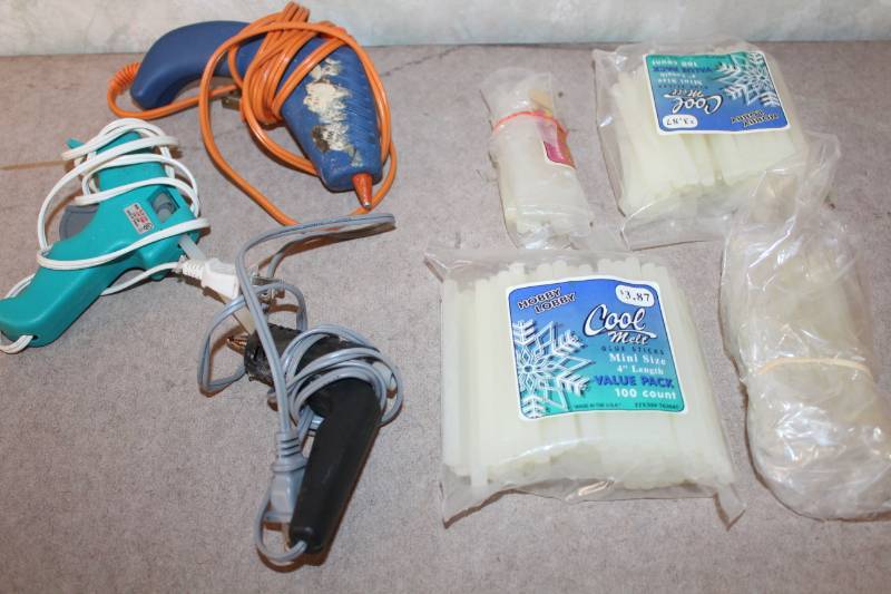 lot 5277 image: Lot of Glue Guns and Glue Gun SticksRefills