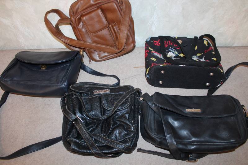 lot 5279 image: Lot of 5 Purses