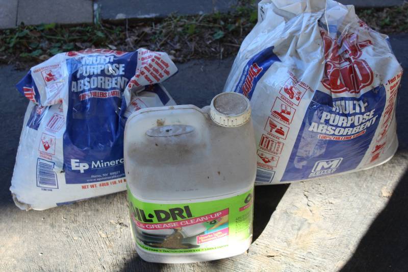 lot 1707 image: Lot of Multi-Purpose Absorbent and Oil Absorbent - see pics
