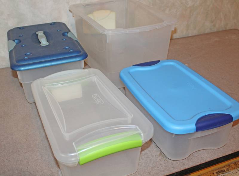lot 5289 image: Lot of 4 Plastic Storage Tubs - Get Organized