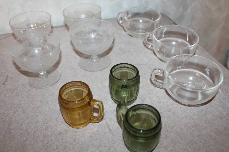 lot 5292 image: Misc. Small Glassware Cups - Colored Glass Barrel Mugs