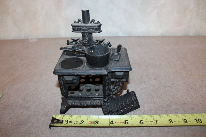 lot 5297 image: Small Cast Iron Stove Decor - Salesman Sample - as shown