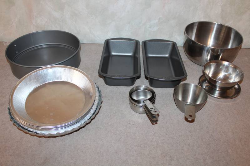 lot 7647 image: Lot of Baking Dishes and Pans