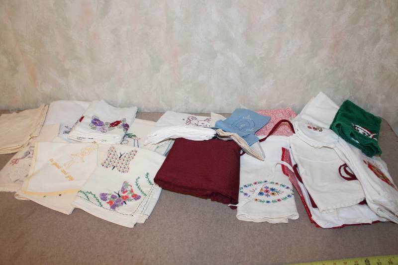 lot 7648 image: Lot of Linens