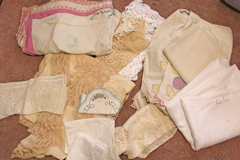 lot 7649 image: Lot of Linens