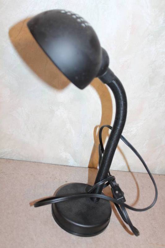 lot 7928 image: Desk Lamp - No bulb, not tested