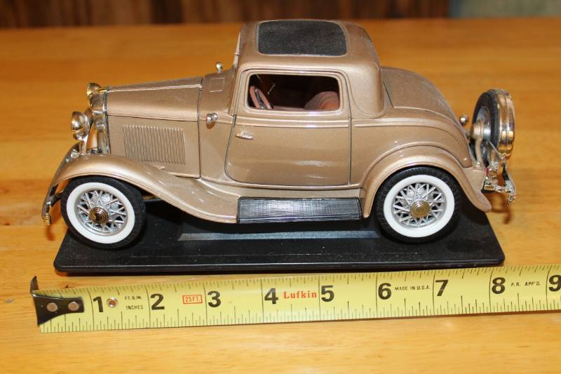 lot 7932 image: Small Scale Model of a Vintage Car - See photos