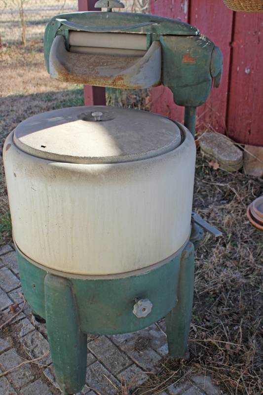 lot 7942 image: Vintage Wringer Washer - Untested, old cord - Washing Machine