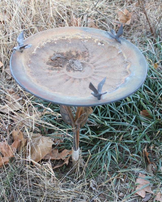 lot 7951 image: Bird Bath