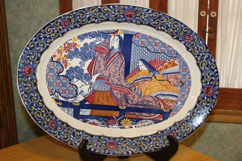 lot 7972 image: Pretty Charger Plate w display easel