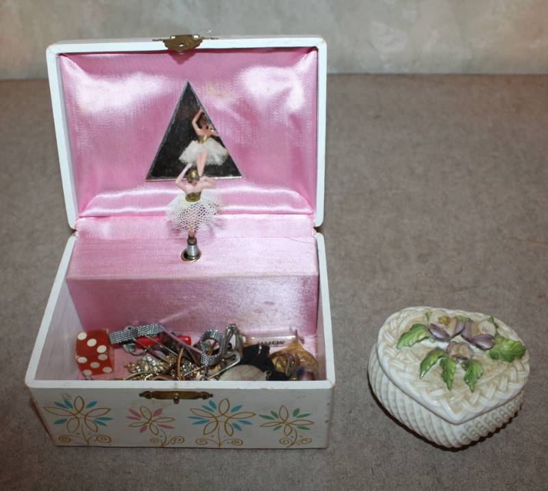 lot 7979 image: Ballerina Jewelry Box w Contents