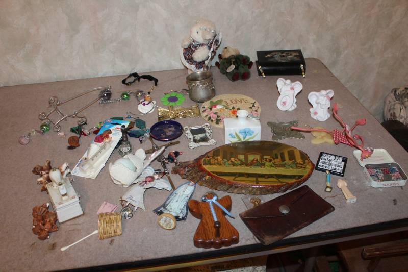 lot 7980 image: Lot of Misc Home and Religious Decor