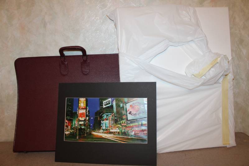 lot 7982 image: Large Art Carry CasePortfolio, Blank Canvas and New York City Picture - COOL
