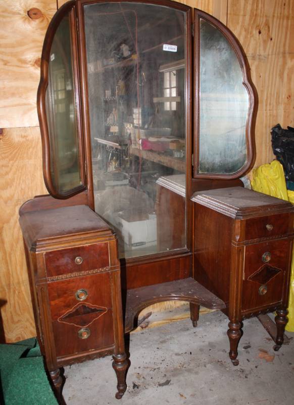 lot 7931B image: Vanity Desk  Dresser