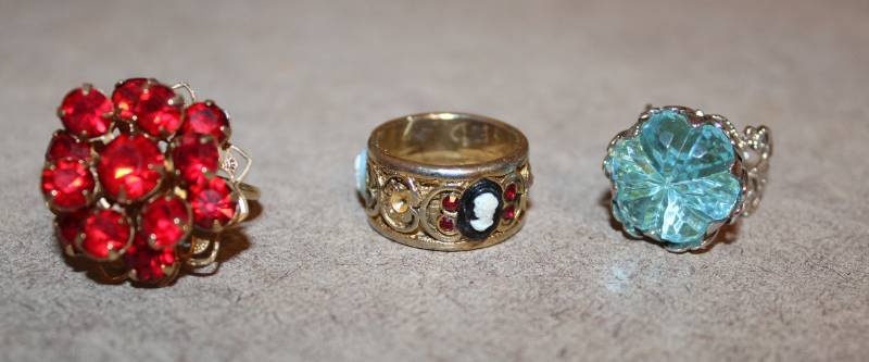 lot 7985 image: Lot of 3 Rings
