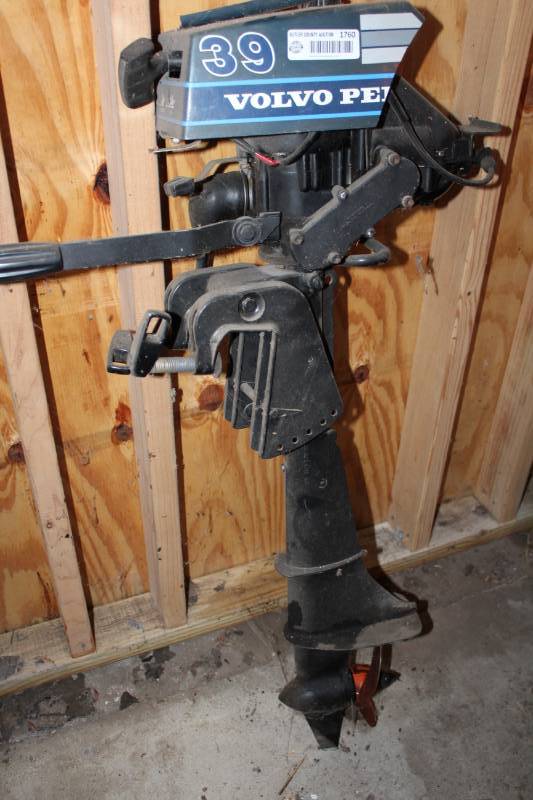 lot 1593B image: Outboard Motor - Used Very Little - Missing Gas Tank
