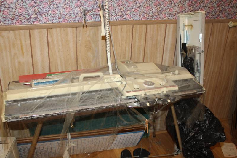 lot 2084 image: Knitting Machine